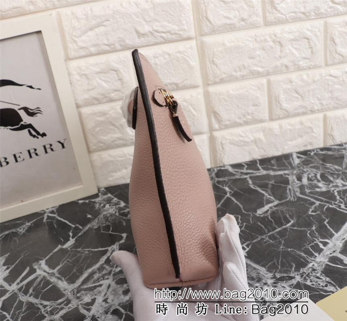 BURBERRY巴寶莉 簡約時尚手拿包 拉鏈口袋飾有 Burberry立體字母 2288  Bhq1046